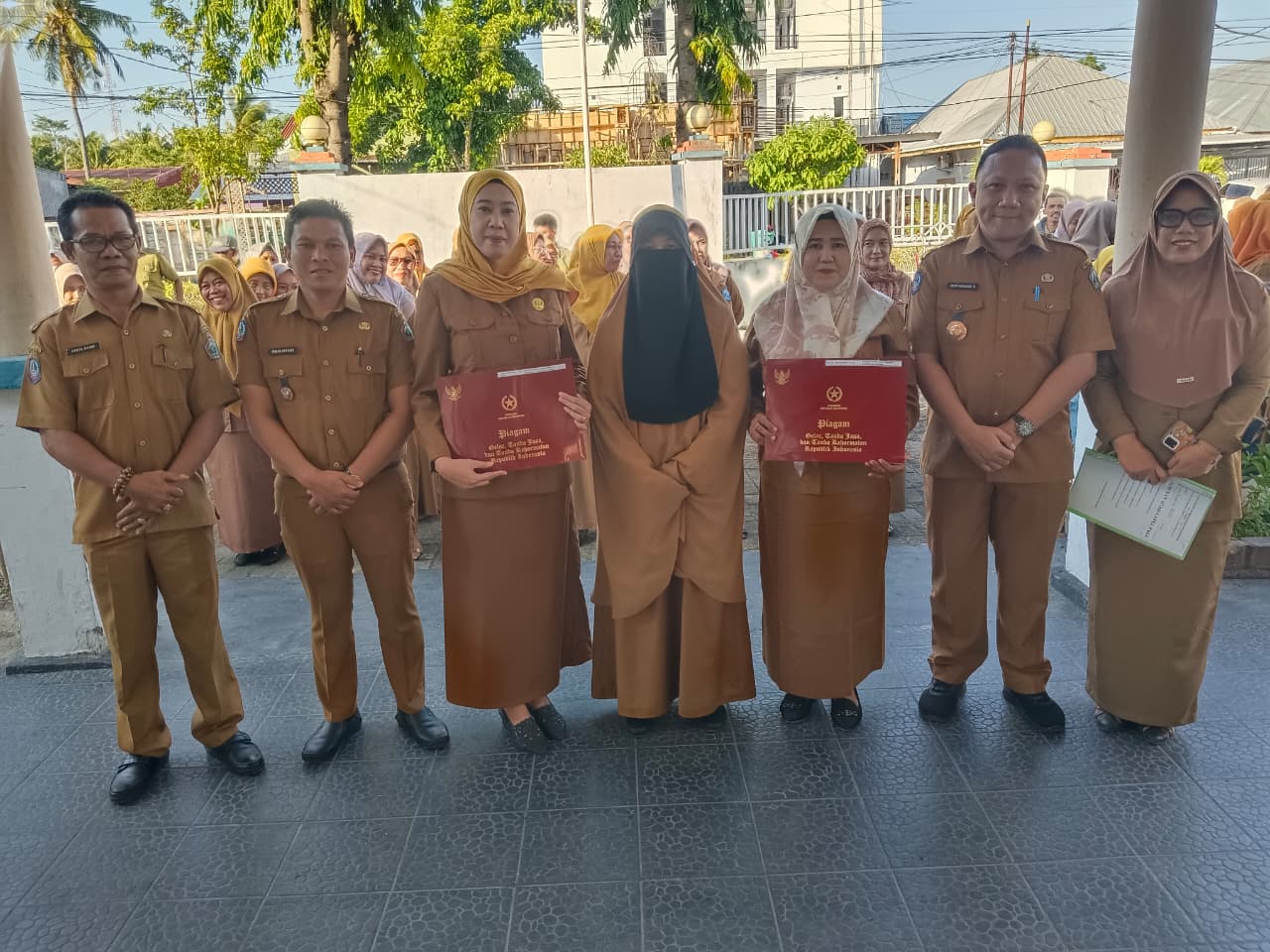 Usai Apel Pagi, Pemerintah Kecamatan Bantaeng Serahkan Satyalancana Karya Satya 10 Tahun kepada ASN Berprestasi